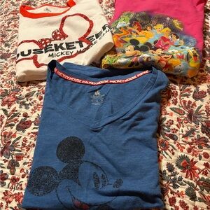 Women’s Disney tees med